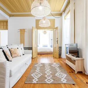 Yellow Tiles In Center Apartamento